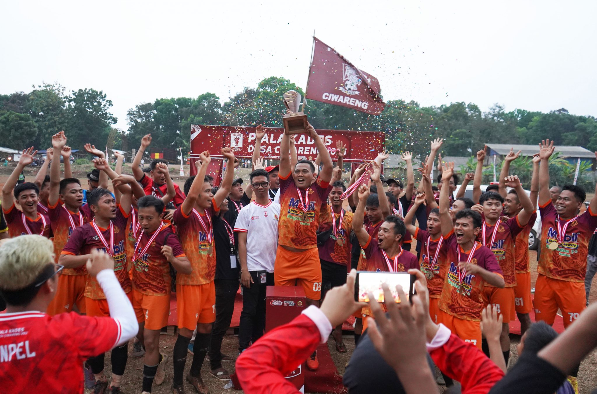Adu Skill Warga di Turnamen Sepak Bola Piala Kepala Desa Ciwareng 2023